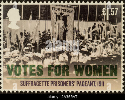 Le vote des femmes stamp, publié en février 15, 2018, par Royal Mail, au Royaume-Uni. Collection privée. Sa conception est en vedette photographie de campagne dans la décennie avant le droit de vote passant 1918 Loi sur la représentation du peuple. Prisonniers des suffragettes pageant,1911. Banque D'Images