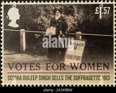 Le vote des femmes stamp, publié en février 15, 2018, par Royal Mail, au Royaume-Uni. Collection privée. Sa conception est en vedette photographie de campagne dans la décennie avant le droit de vote passant 1918 Loi sur la représentation du peuple. Sophia Duleep Singh 1913 sellsthe ,des suffragettes. Banque D'Images