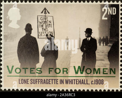 Le vote des femmes stamp, publié en février 15, 2018, par Royal Mail, au Royaume-Uni. Collection privée. Sa conception est en vedette photographie de campagne dans la décennie avant le droit de vote passant 1918 Loi sur la représentation du peuple. Suffragette Lone dans Whitehall, c1908. Banque D'Images