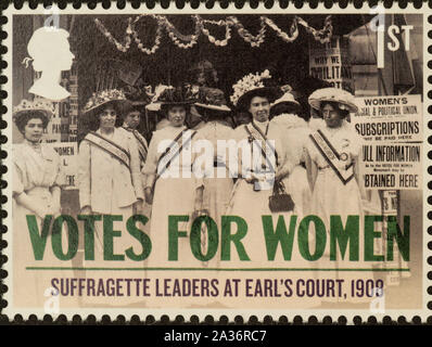 Le vote des femmes stamp, publié en février 15, 2018, par Royal Mail, au Royaume-Uni. Collection privée. Sa conception est en vedette photographie de campagne dans la décennie avant le droit de vote passant 1918 Loi sur la représentation du peuple. Les dirigeants des suffragettes à Earl's Court, 1908. Banque D'Images