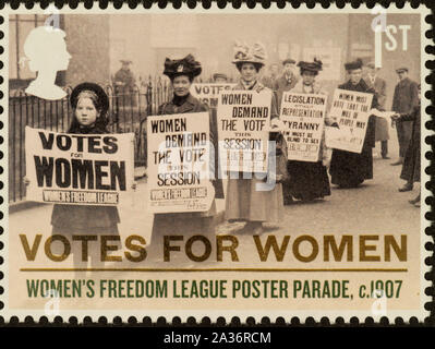 Le vote des femmes stamp, publié en février 15, 2018, par Royal Mail, au Royaume-Uni. Collection privée. Sa conception est en vedette photographie de campagne dans la décennie avant le droit de vote passant 1918 Loi sur la représentation du peuple. La liberté de la femme de l'affiche de la ligue parade, c1907. Banque D'Images