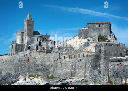 Voir l'historique de l'église gothique de Saint Peter, Portovenere, Italie qui fait face sur le Golfe des Poètes vu du dessous contre un ciel bleu Banque D'Images