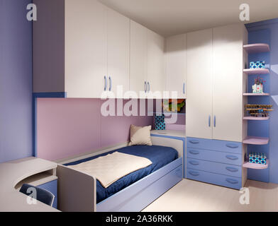Neat élégant décoré violet et bleu Petite chambre à coucher avec divan lit style unique construit dans les armoires en bois à côté d'un petit bureau Banque D'Images