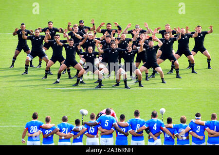 Les joueurs néo-zélandais effectuer le Haka avant la Coupe du Monde de Rugby 2019 Poule B match au Stade de Tokyo. Banque D'Images