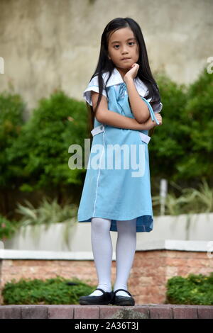 Une fille timide en uniforme d'étudiant Banque D'Images
