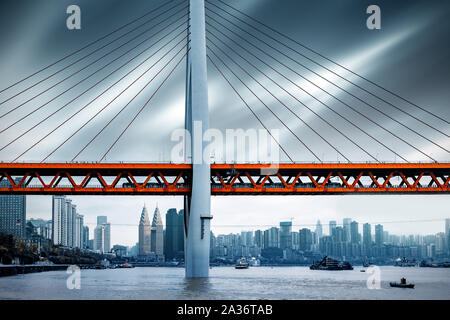 Chongqing city skyline, ponts et gratte-ciel modernes. Banque D'Images