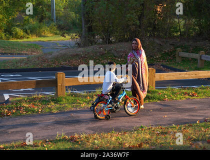 Berlin, CT USA. Sep 2019. Fils d'immigrants de l'Asie du Sud et en bicyclette profitant de la Nouvelle Angleterre saison d'automne au parc. Banque D'Images