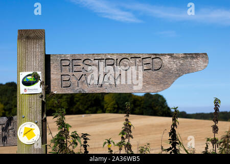 Byway restreint signe, une catégorie de droit de passage créé en vertu de la campagne et des droits de passage à travers la Loi de 2000 sur les terres agricoles Banque D'Images