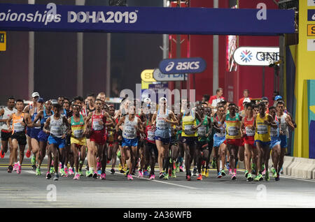 Doha, Qatar. 5ème Oct, 2019. Les athlètes s'affrontent au cours du marathon masculin au Championnats du monde d'athlétisme de l'IAAF de 2019 à Doha, Qatar, le 5 octobre 2019. Credit : Xu 199 Changjiang/Xinhua/Alamy Live News Banque D'Images