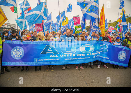 Edinburgh, Royaume-Uni. 05 Oct, 2019. Tenir les manifestants d'une nouvelle bannière et des drapeaux au cours de la marche.Des milliers de partisans de l'indépendance écossaise ont défilé à Edimbourg dans le cadre de la dernière 'tous les sous une bannière de protestation" de l'année, comme la coalition vise à exécuter de tels cas jusqu'à ce que l'Écosse est "libre". Credit : SOPA/Alamy Images Limited Live News Banque D'Images