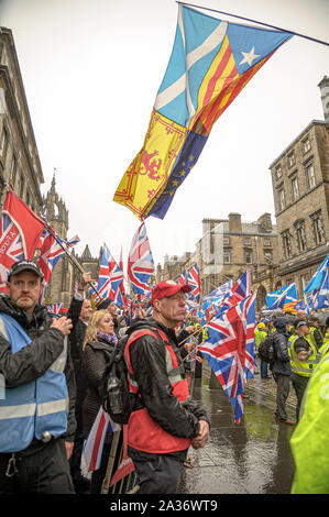 Edinburgh, Royaume-Uni. 05 Oct, 2019. Tenir les manifestants au cours de la marche des drapeaux.Des milliers de partisans de l'indépendance écossaise ont défilé à Edimbourg dans le cadre de la dernière 'tous les sous une bannière de protestation" de l'année, comme la coalition vise à exécuter de tels cas jusqu'à ce que l'Écosse est "libre". Credit : SOPA/Alamy Images Limited Live News Banque D'Images