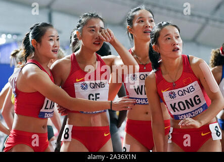 Doha, Qatar. 5ème Oct, 2019. Liang Xiaojing, Ge Manqi, Wei Yongli et Kong Lingwei Équipe de Chine (G à D) réagissent après le relais 4x100m à la finale des Championnats du monde IAAF 2019 à Doha, Qatar, le 5 octobre 2019. Crédit : Li Gang/Xinhua/Alamy Live News Banque D'Images