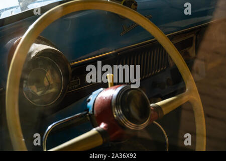 Moscou, Russie - le 2 février 2019 : AZLK-2141 intérieur Moskvich faite en URSS des années 80, voiture à traction avant russe soviétique voitures anciennes exposition sur VDHKh Banque D'Images