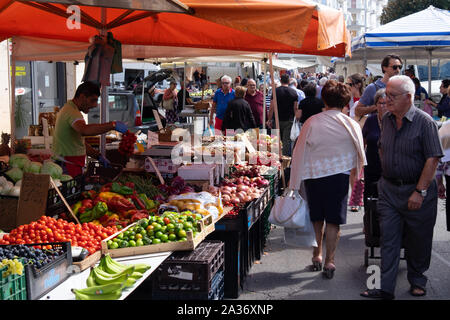 Les gens pour leurs achats d'épicerie à Ostuni Saturday Market Banque D'Images