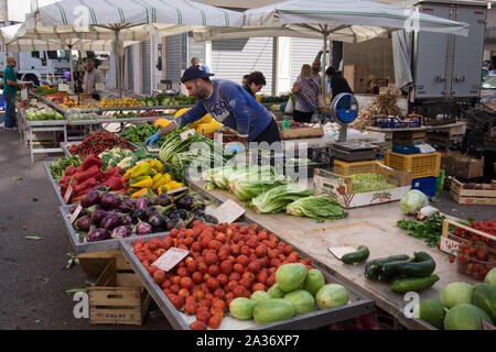 Une échoppe de marché professionnel l'organisation de leur production au marché du samedi d'Ostuni Banque D'Images