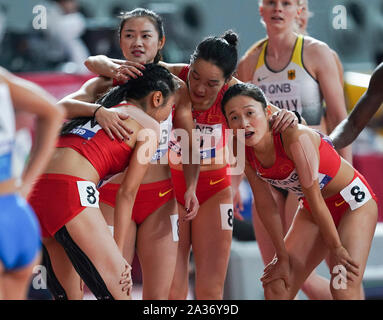 Doha, Qatar. 5ème Oct, 2019. Ge Manqi, Liang Xiaojing, Wei Yongli et Kong Lingwei Équipe de Chine (de G à D) réagissent après le relais 4x100m à la finale des Championnats du monde IAAF 2019 à Doha, Qatar, le 5 octobre 2019. Credit : Jia Yuchen/Xinhua/Alamy Live News Banque D'Images