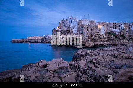 Polignano A Mare, ville située sur la côte Adriatique dans le sud de l'Italie Banque D'Images