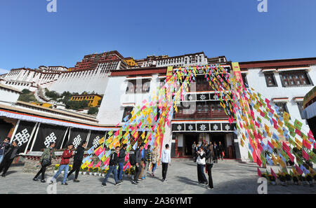 Lhasa, Chine, région autonome du Tibet. 5ème Oct, 2019. Les visiteurs marchent dans la salle au trésor lors d'une exposition présentant les reliques culturelles tibétaines au Palais du Potala à Lhassa, capitale du sud-ouest de la Chine, région autonome du Tibet, 5 octobre 2019. Plus de 200 vestiges culturels réalisés dans différentes périodes historiques du Tibet ont été exposés. Credit : Jigme Dorje/Xinhua/Alamy Live News Banque D'Images