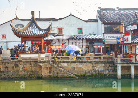 SHANGHAI, CHINE - Vers février 2013 : avis de Qibao Old Town à Shanghai dans la journée. Banque D'Images