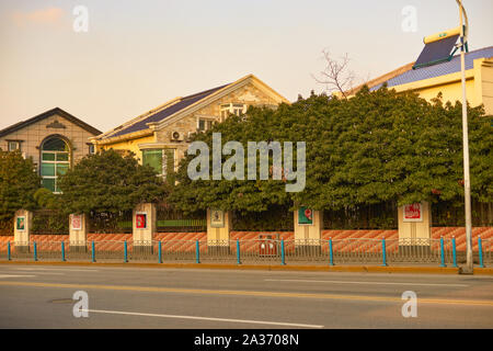 SHANGHAI, CHINE - Vers février 2013 : paysage urbain de Shanghai dans la soirée.. Banque D'Images