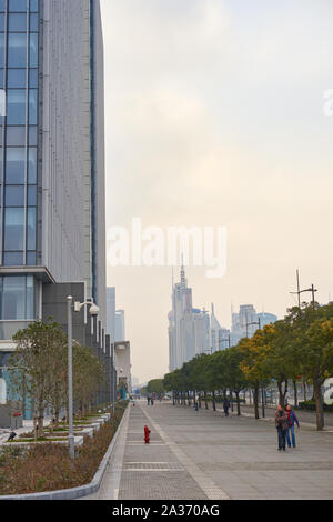 SHANGHAI, CHINE - Vers février 2013 : paysage urbain de Shanghai dans la journée.. Banque D'Images