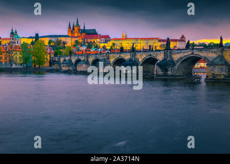 Marché de Noël populaire et touristique de la destination. Soirée pittoresque paysage urbain avec le pont Charles et le château en arrière-plan au coucher du soleil, Prague, Czec Banque D'Images