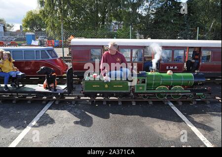 Locomotives à vapeur miniature sur l'écran et donnant des promenades à Tyseley Railway Centre, Birmingham, UK Banque D'Images