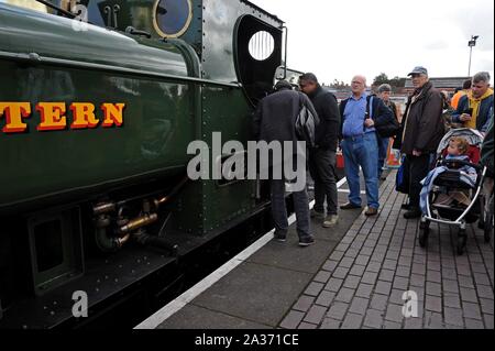 Les gens à la GWR au réservoir pannier 7752 machine à vapeur donnant manèges de Tyseley Railway Centre, Birmingham, UK Banque D'Images