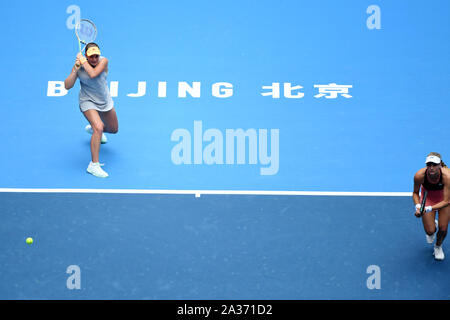 Beijing, Chine. 6 octobre, 2019. Jelena Ostapenko (L) de la Lettonie/Dayana Yastremska de l'Ukraine en compétition lors de la finale du double dames contre Bethanie Mattek-Sands Kenin Sofia/des États-Unis à la Chine 2019 tournoi Open de tennis à Beijing, capitale de Chine, le 6 octobre 2019. Credit : Ju Huanzong/Xinhua/Alamy Live News Banque D'Images