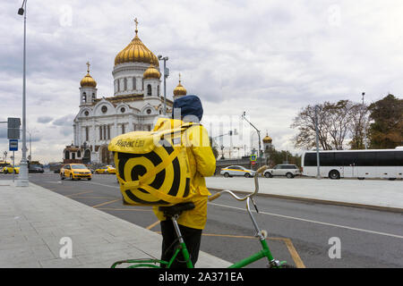 Moscou, Russie - Octobre 2,2019 : Yandex eda (Yadex d'aliments). Le service de messagerie de nourriture sur une rue de la ville. Banque D'Images