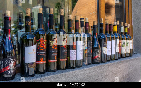 Tbilissi, Géorgie - septembre 3, 2019 : Bouteilles de vin géorgien dans une vitrine de magasin. Vinification géorgienne aujourd'hui Banque D'Images