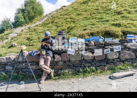 Chamonix, France - 3 septembre 2019 : artiste de rue dans un open air peint des paysages de la nature pour la vente. Banque D'Images