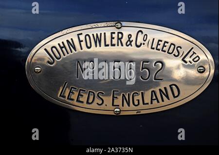 Close up de la plaque sur un moteur de traction du Showman Fowler sur l'affichage à Tyseley Railway Centre, Birmingham, UK Banque D'Images