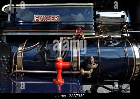 Close up de tuyauteries polies et la plaque signalétique d'un moteur de traction Engin Showmans Fowler sur l'affichage à Tyseley Railway Centre, Birmingham, UK Banque D'Images