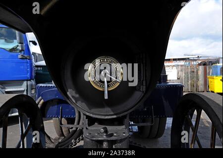 Close up de la plaque sur un moteur de traction du Showman Fowler sur l'affichage à Tyseley Railway Centre, Birmingham, UK Banque D'Images