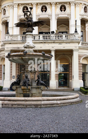 Fontaine et Théâtre National Slovaque SLOVAQUIE Bratislava bâtiment Banque D'Images