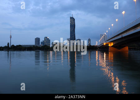 Donaucity skyline Vienne sur le Danube dans la nuit Banque D'Images