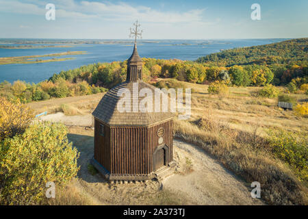 Paysage de l'antenne d'une petite église en bois sur une colline avec une magnifique vue sur un Dneper dans Vitachov Vytachov (rivière), l'Ukraine. Des excursions d'une journée autour de K Banque D'Images