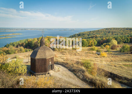 Paysage de l'antenne d'une petite église en bois sur une colline avec une magnifique vue sur un Dneper dans Vitachov Vytachov (rivière), l'Ukraine. Des excursions d'une journée autour de K Banque D'Images