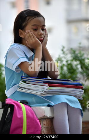 Fille enfant déprimé avec des ordinateurs portables des étudiants Banque D'Images