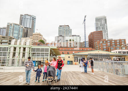 Seattle, Washington, USA. Le pont supérieur du marché de Pike Place où les visiteurs peuvent profiter d'une vue dégagée de la Puget Sound. Banque D'Images