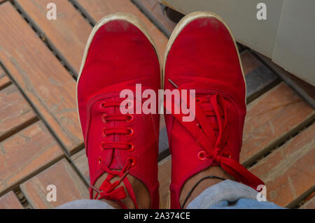 Une paire de chaussures rouge sale. Banque D'Images