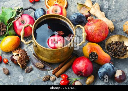 Vin chaud dans un bol élégant.automne chaud boisson alcoolisée Banque D'Images