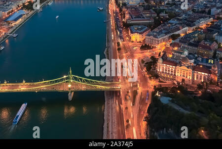 Budapest aérienne nuit paysage urbain sous forme de la colline Gellert, avec le Danube, voile, bain thermal gellert gellert, hotel, City Lights, olda bâtiments, traf Banque D'Images