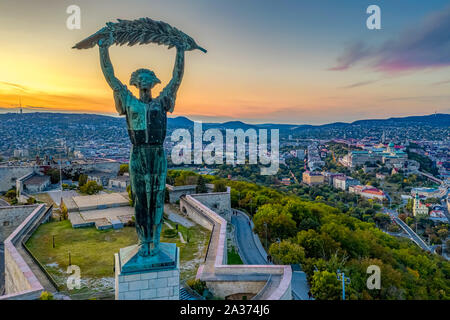 Forme de la colline Gellert Budapest de paysages urbains. Incroyable coucher du soleil dans l'arrière-plan. Inclus le Danube, ponts historiques, Budapest, Gellrt dwontown squa Banque D'Images