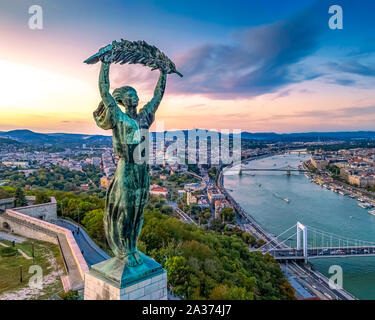 Forme de la colline Gellert Budapest de paysages urbains. Incroyable coucher du soleil dans l'arrière-plan. Inclus le Danube, ponts historiques, Budapest, Gellrt dwontown squa Banque D'Images