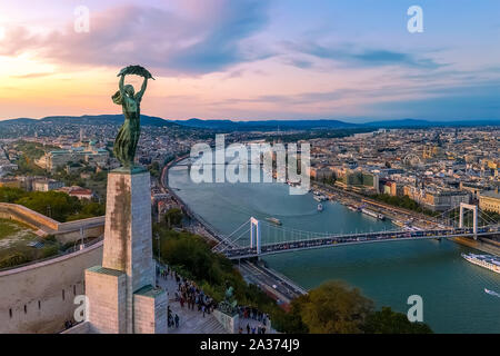 Forme de la colline Gellert Budapest de paysages urbains. Incroyable coucher du soleil dans l'arrière-plan. Inclus le Danube, ponts historiques, Budapest, Gellrt dwontown squa Banque D'Images