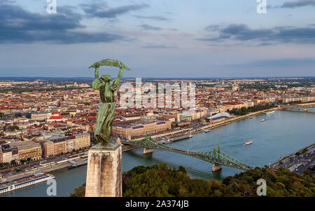 Forme de la colline Gellert Budapest de paysages urbains. Incroyable coucher du soleil dans l'arrière-plan. Inclus le Danube, ponts historiques, Budapest, Gellrt dwontown squa Banque D'Images