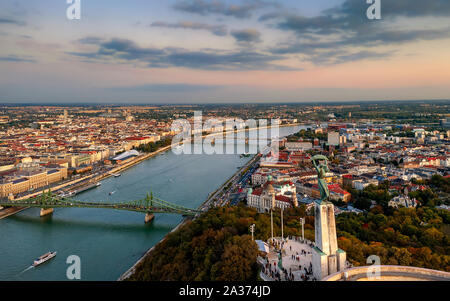 Forme de la colline Gellert Budapest de paysages urbains. Incroyable coucher du soleil dans l'arrière-plan. Inclus le Danube, ponts historiques, Budapest, Gellrt dwontown squa Banque D'Images