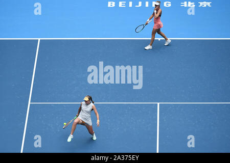 Beijing, Chine. 6 octobre, 2019. Jelena Ostapenko (bas) de la Lettonie/Dayana Yastremska de l'Ukraine en compétition lors de la finale du double dames contre Bethanie Mattek-Sands Kenin Sofia/des États-Unis à la Chine 2019 tournoi Open de tennis à Beijing, capitale de Chine, le 6 octobre 2019. Credit : Ju Huanzong/Xinhua/Alamy Live News Banque D'Images